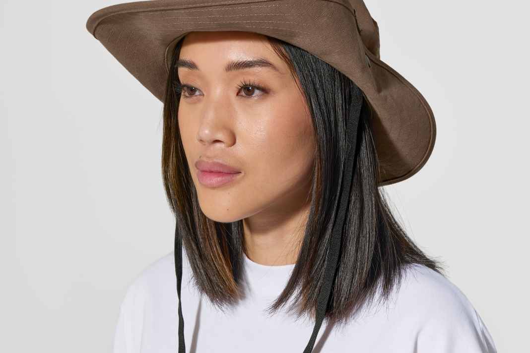 CLLCTV Core Bonnie Hat, so wurde der Hut der neuen Collection benannt. Aus 100 % gebürsteter Baumwolle ist das Modell in Schwarz und Beige verfügbar.