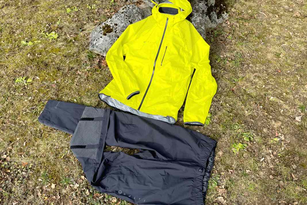 Wir haben zwei Winter-Kombis des finnischen Herstellers Halti getestet. Die erste ist die Liike Drymaxx Hardshell Regenjacke und Regenhose.