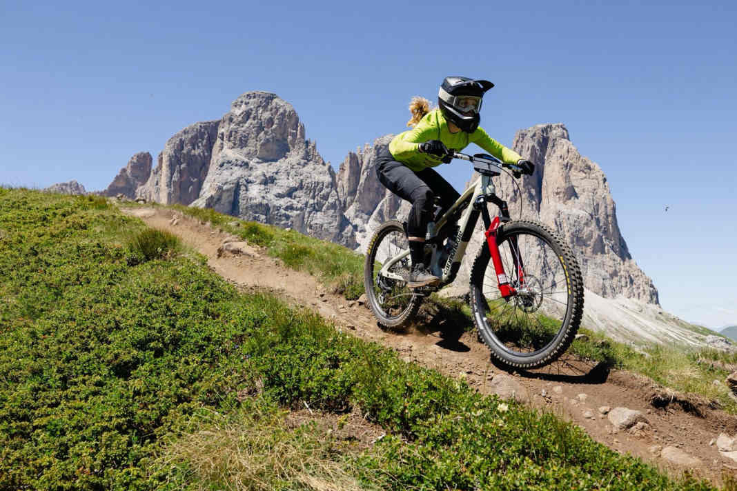 Nach dem ersten Tag lagen Nadine Ellecosta (ITA), Simona Kuchyňková (CZE) und Ella Conolly (im Bild) innerhalb einer Sekunde. Doch Conolly konnte gleich zu Beginn des zweiten Tages mit einem Sieg auf der Titans-Stage die Führung übernehmen und ihren Vorsprung bis ins Ziel ausbauen.