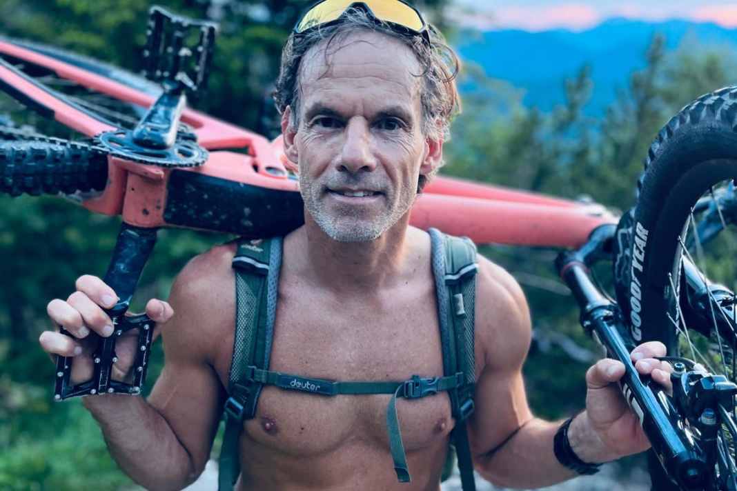 Deuter Trans Alpine im Einsatz. Der Pack ist dafür ausgelegt, sein Bike angenehmer zu tragen. Man verzeihe mir das topless-Foto, doch beim Uphill wird's einem heiß!
