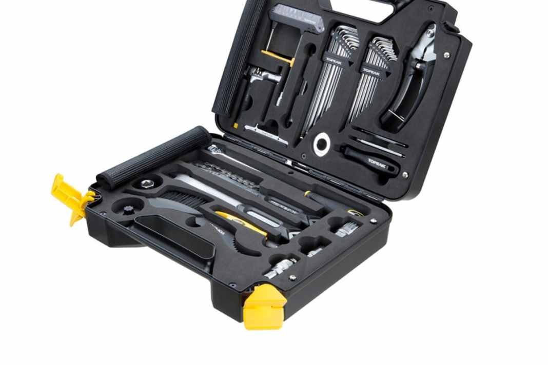 Im robusten Koffer sind die Topeak-Werkzeuge sicher und übersichtlich sortiert. Eine magnetische Tasche bietet Platz für zusätzliche Tools.