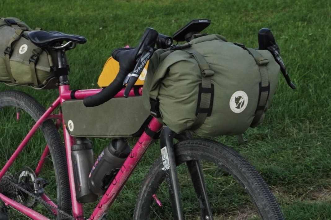 Die Lenkertasche sitzt auf einem Front-Gepäckträger