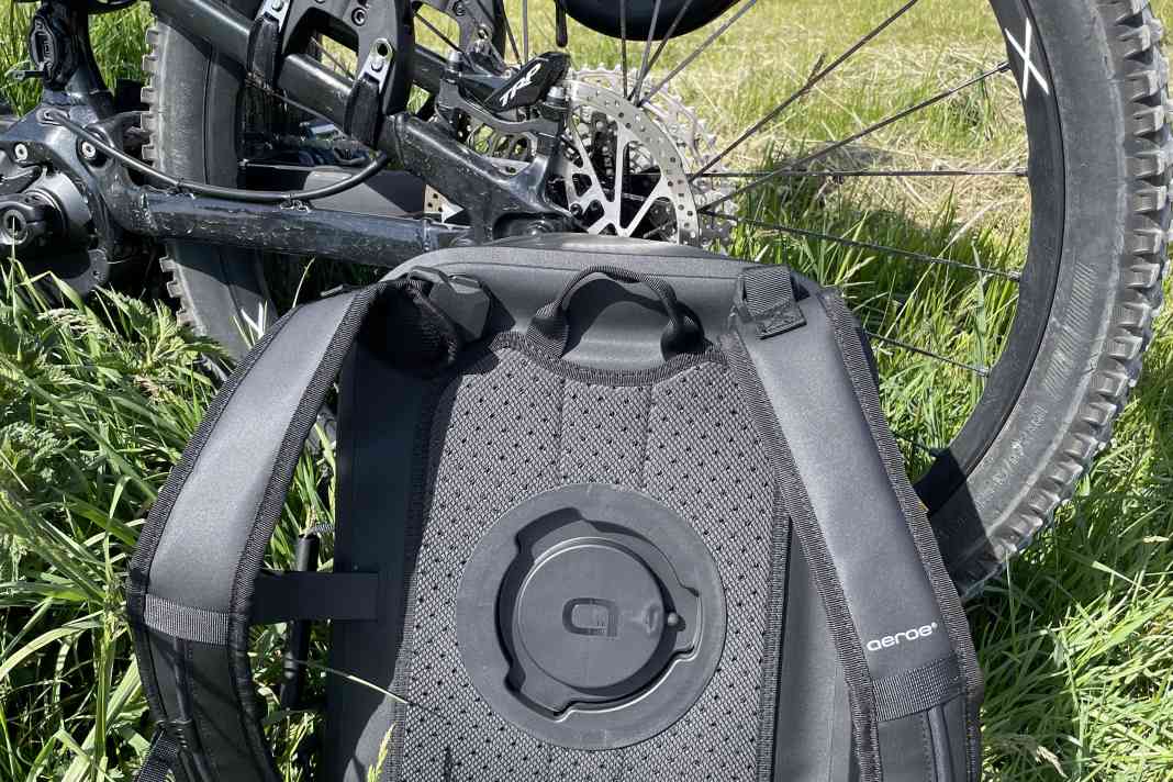 Eben noch schlank am Gepäckträger, mutiert die Tasche zum Rucksack.