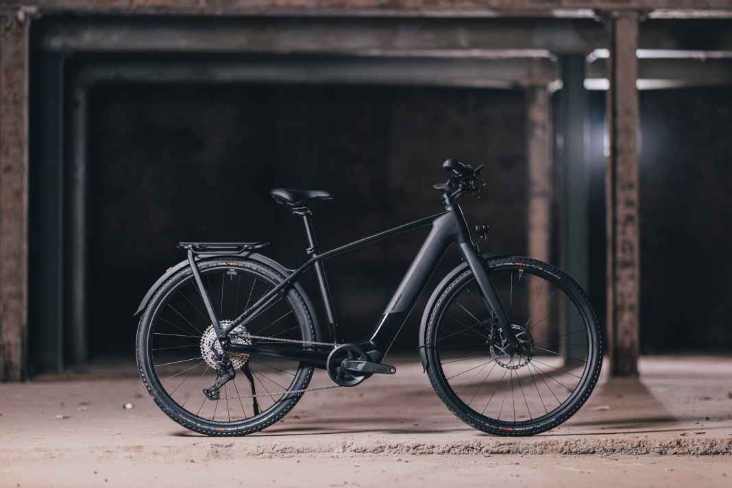 Cube Kathmandu Hybrid C:62 SLX 400X mit Diamant-Rahmen in carbon'n'black mit einem Gesamtgewicht von 16,7 kg