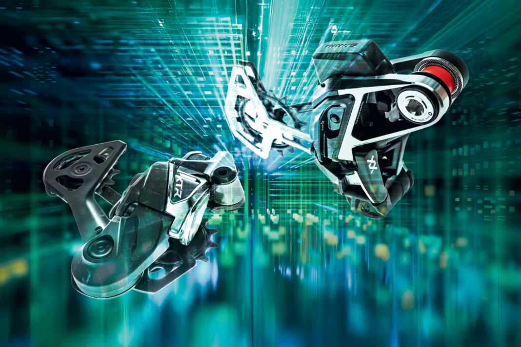 Shimano oder Sram? Das ist wohl eine der am meisten diskutierten Fragen im Bike-Universum. Um die Antwort zu finden, haben wir die neue Shimano XTR Di2 gegen Srams XX Eagle Transmission antreten lassen.