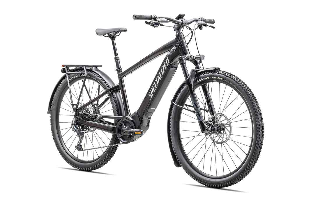 Darf’s ein bisschen mehr sein? Specialized hat seinem E-Hardtail Turbo Tero eine solide Alltagsausstattung verpasst und damit ein robustes E-Trekkingbike für jeden Einsatzzweck geschaffen.
