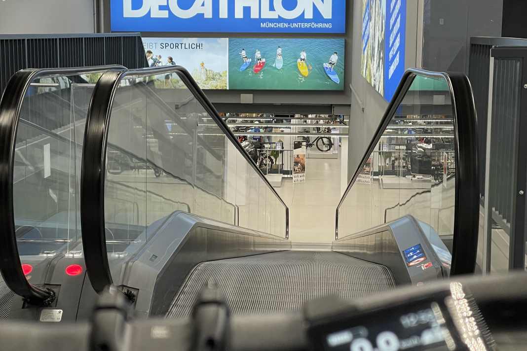 Kommt 'n Mountainbike in ein Kaufhaus... kein Witz, sondern der Weg zum Wartungsservice bei Decathlon.