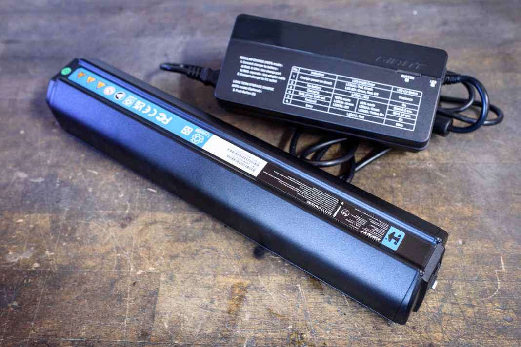 Der neue Energy Pak Smart 800 mit dem dazugehörigen Ladegerät.