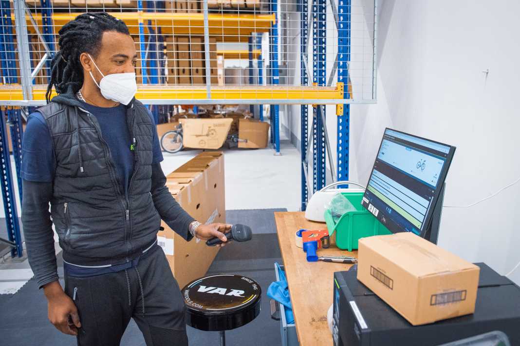 Der erste Schritt: Das gebrauchte Bike wird ausgepackt und bekommt einen Barcode und Kennziffer. Der Barcode wird bei jedem Arbeitsschritt gescannt, so weiß das Unternehmen immer, in welchem Arbeitsschritt sich das Bike gerade befindet und kann besser planen.