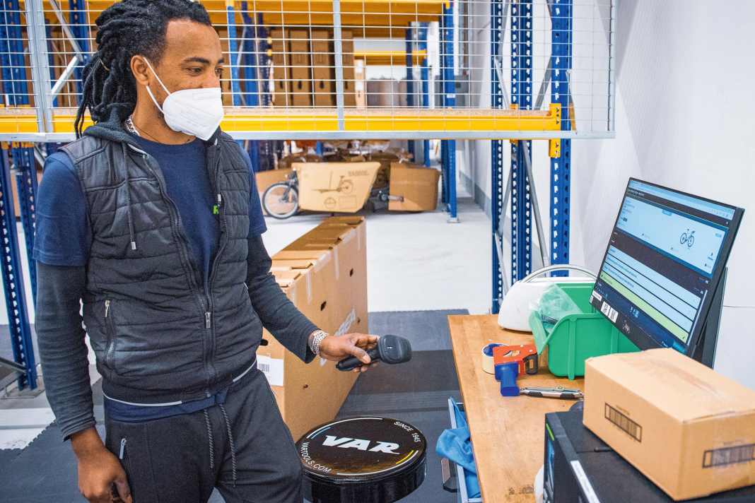 Im ersten Schritt packen Mitarbeiter die gebrauchten Bikes aus, kontrollieren, ob Akku und Schlüssel zur Rahmennummer passen und waschen das Rad gründlich. Auch schwer erreichbare Stellen werden aufwändig von Hand gesäubert.