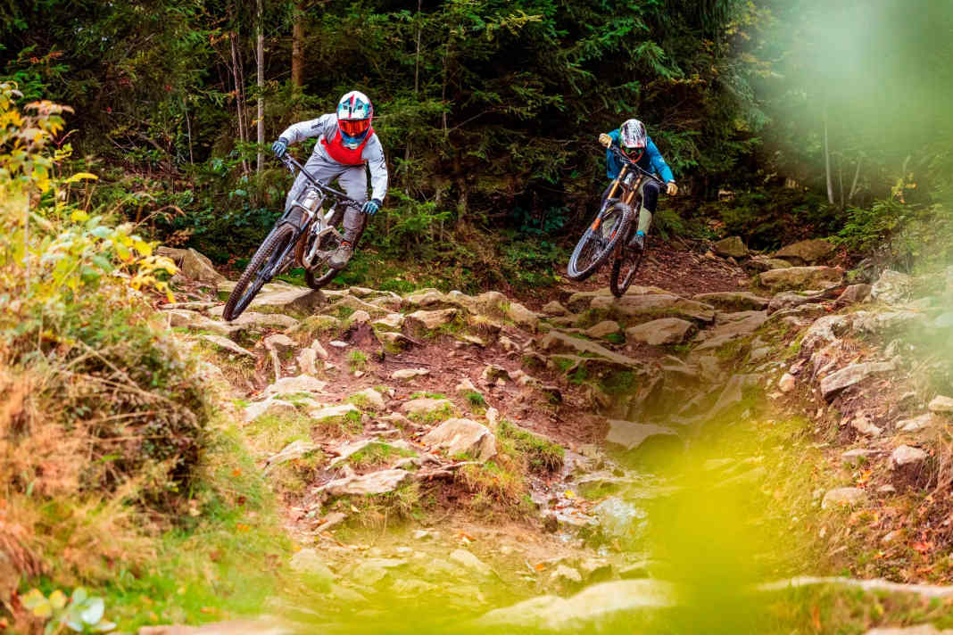 Steinfelder, Felsstufen, Schläge von allen Seiten und das mit Vollgas – mit den Big Bikes fühlen wir uns am wohlsten – sie geben Motocross-Feeling.