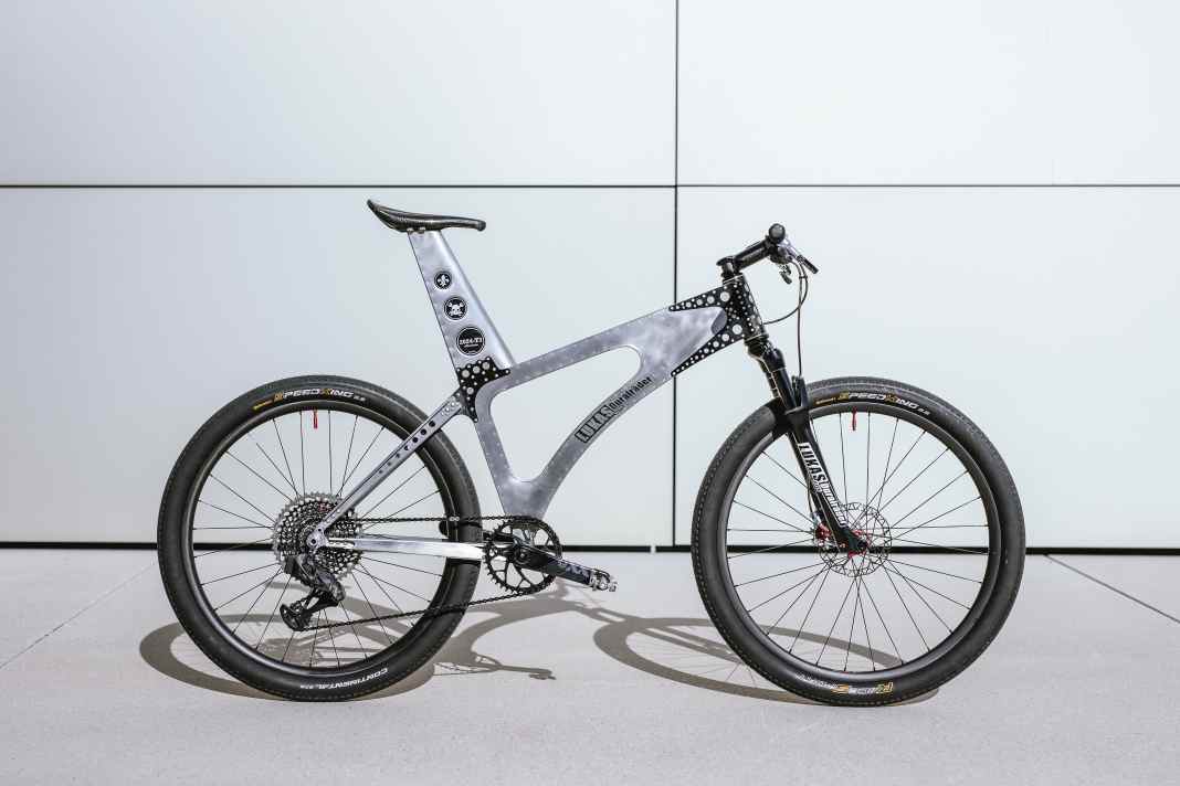 Ein Fahrrad wie aus einem anderen Universum: Die Alu-Bleche sind hauchdünn und gleichzeitig hochstabil. Weil sie nicht geschweißt werden können, sind sie genietet.