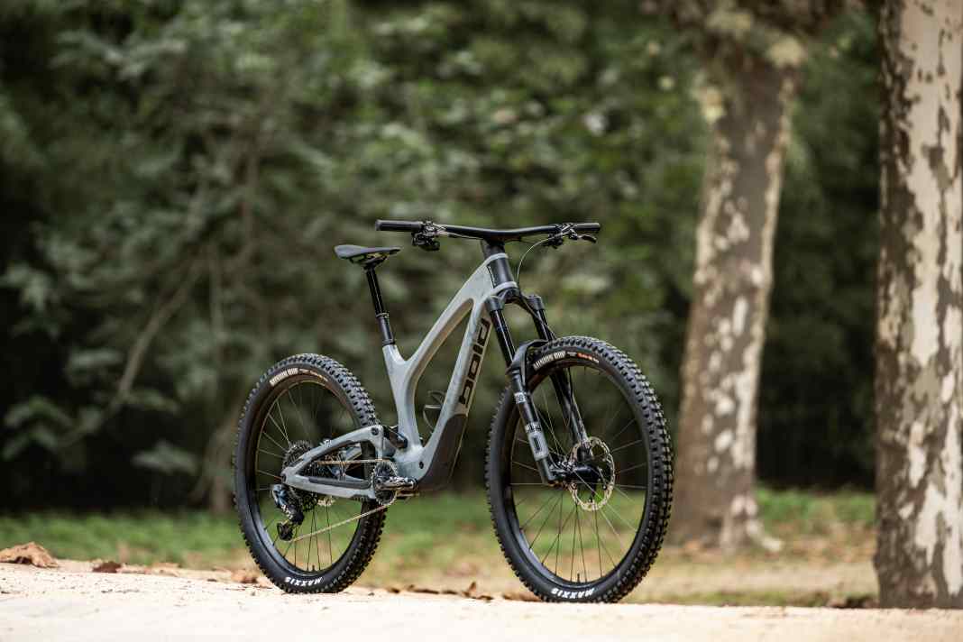 Das Ultimate-Modell des Bold Unplugged für 10.999 Euro kommt mit einer Öhlins RXF38 M2 Gabel und SRAM AXS X01 Schaltung.