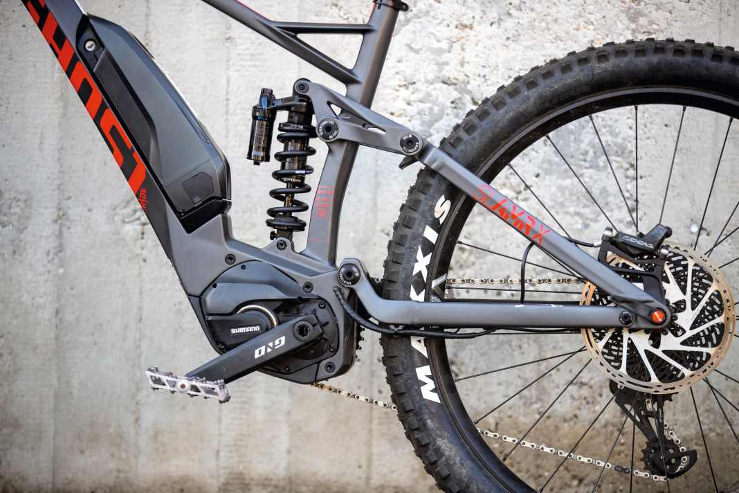 Viele Fahrradfirmen hatten sehnlich darauf gewartet, dass auch der weltgrößte Hersteller in den E-MTB-Motorenmarkt einsteigt. 2016 war es so weit: Shimano präsentierte seinen ersten reinen E-MTB-Motor, den E8000.