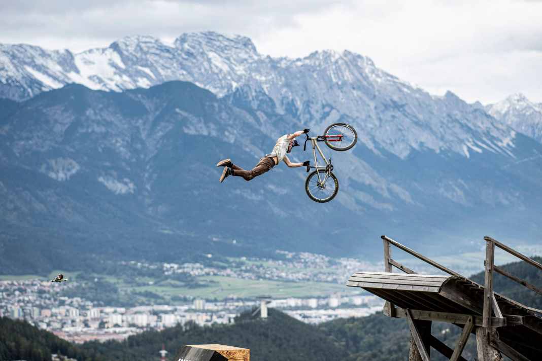 Thomas Genon fliegt beim Crankworx in Innsbruck 2020 