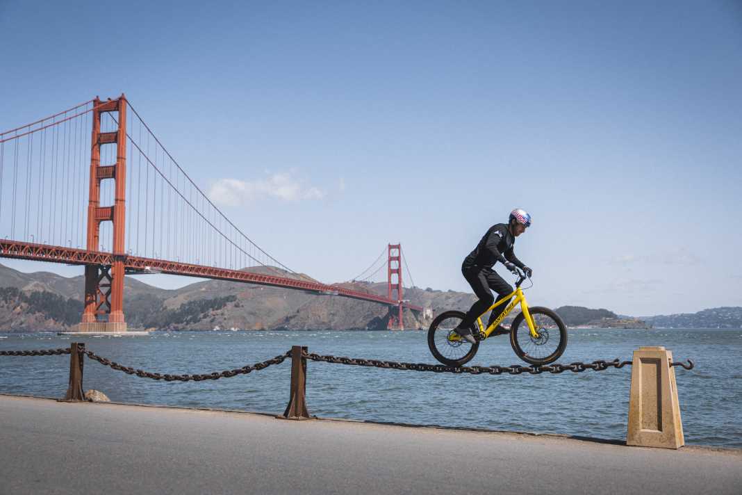 Danny MacAskills neues Youtube-Video "Postcard from San Francisco" führt uns zu den Wahrzeichen der Stadt, die wir aus zig Kinofilmen kennen. 