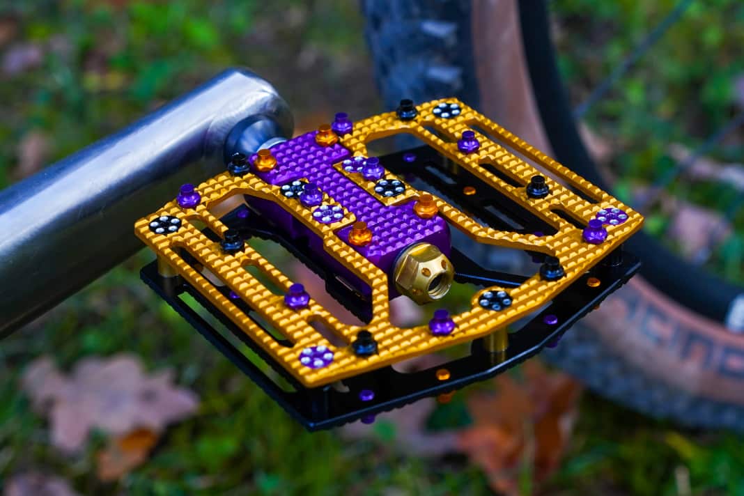 Der neue Prototyp treibt das optische Potential dank der Segment-Bauweise auf die Spitze. In unserem Test zeigte sich diese Version hier aber als zu wenig robust für harte MTB-Einsätze. Hubert Ruff ist bereits dran, die Schwachstellen auszumerzen.