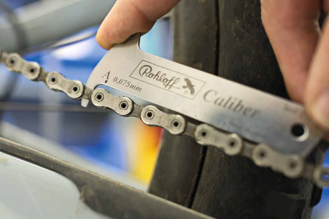 Kettenlängung messen: Rechtzeitiger Kettentausch verhindert nicht nur einen Kettenriss, es schont auch die teuren Zahnräder. Zum Messen dient eine Lehre. Die abgebildete Kette hat die Verschleißgrenze von 0,075 mm pro Gelenk fast erreicht.