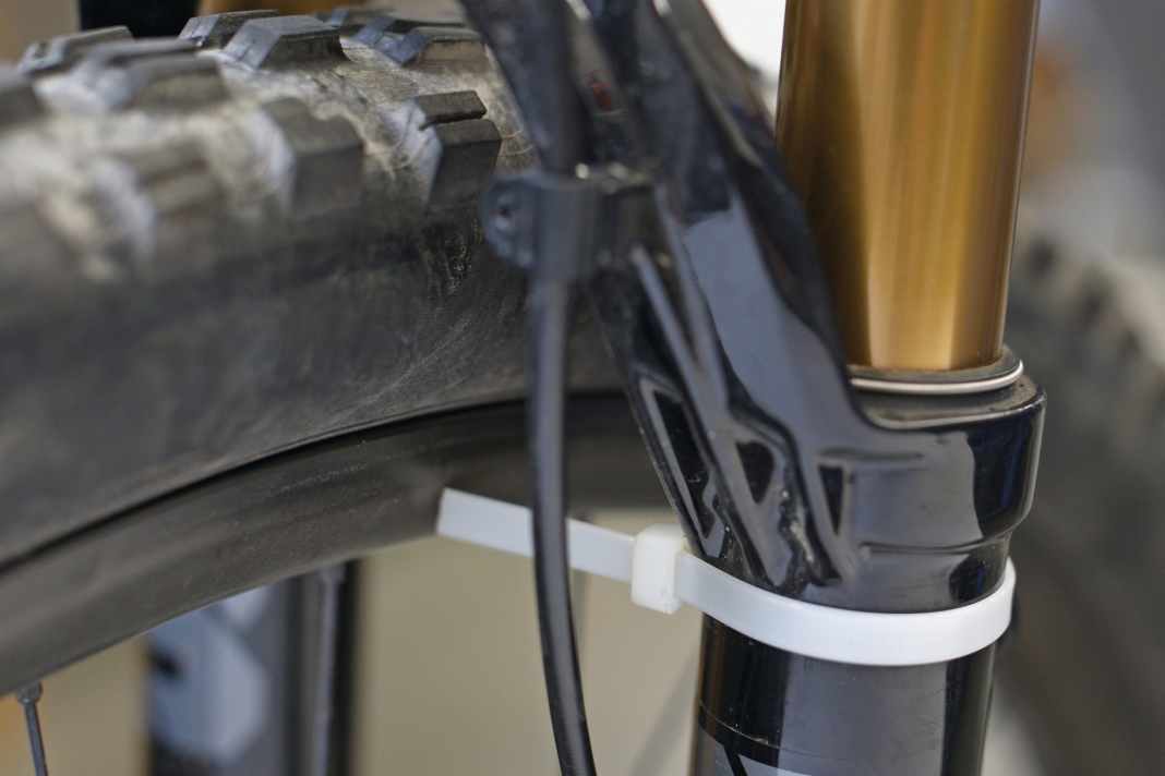 Rundlauf: Mit einem Kabelbinder als Hilfsmittel lässt sich der Rundlauf leicht am eingebauten Rad überprüfen. Gibt es größere Seitenschläge, sollte vor allem nach der Ursache geschaut werden. Ist eventuell eine Speiche locker oder die Felge verbeult?