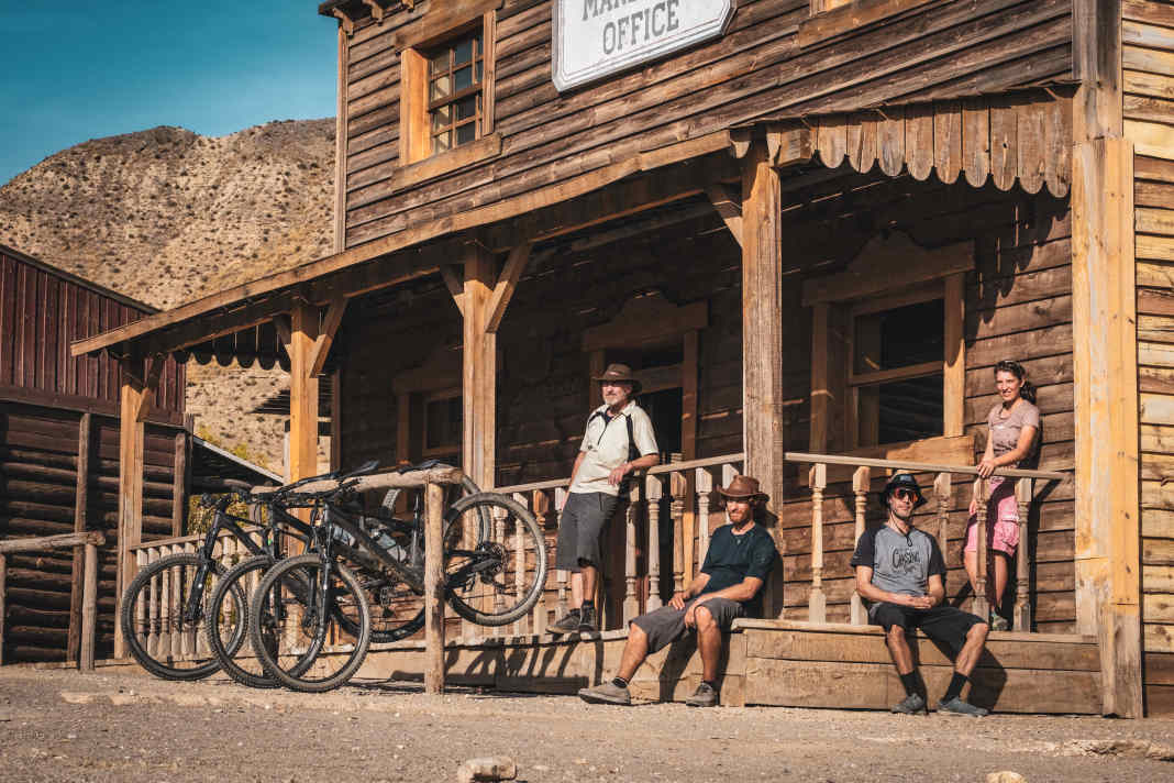 Doch ganz schön trocken so eine Wüste. Der Saloon der Western-Leone-Kulisse kommt gerade noch recht. Von links: Helmut, Hannes, Julian und Felicitas Oswald.