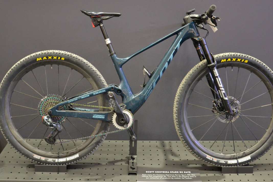 Kate Courtney, Scott-SRAM-Racerin, fährt ein Scott Contessa Spark.