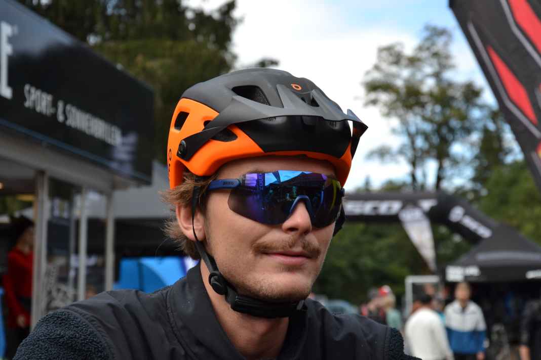 Erst 2023 im Handel und Lucas zeigt ihn uns auf dem BIKE Festival: Den Briko Gibeon MTB-Helm mit der Starlight Sonnenbrille.