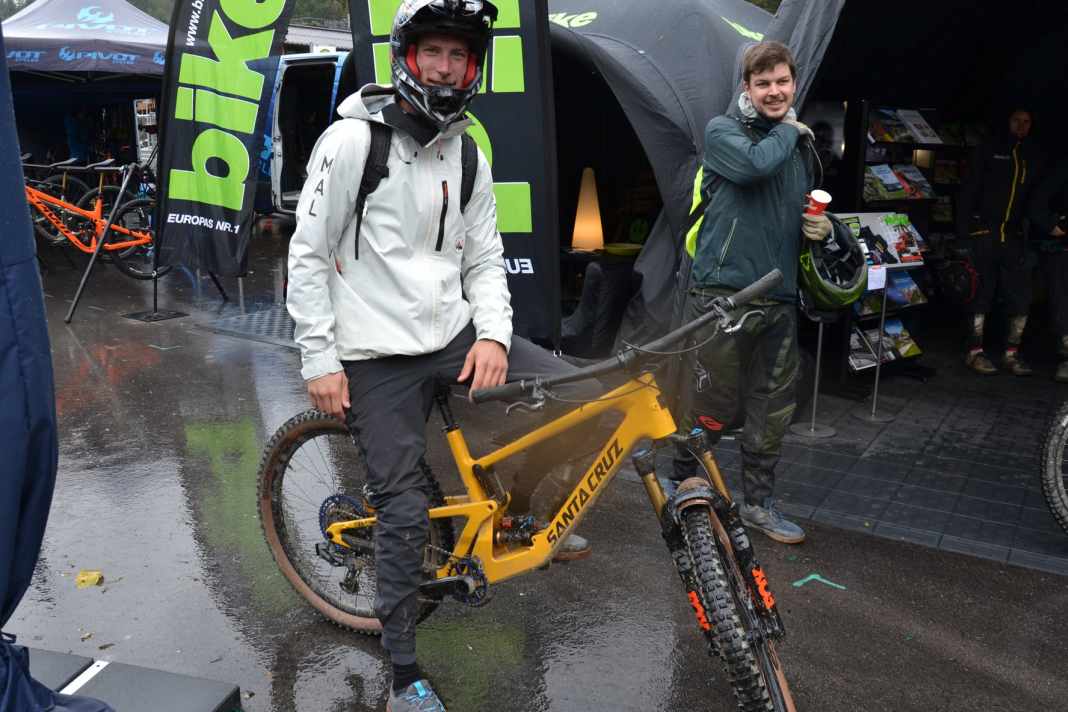 Echte Profis kennen kein schlechtes Wetter... Jasper geht mit den Bikerinnen und Biker auf die "Techy Trails".