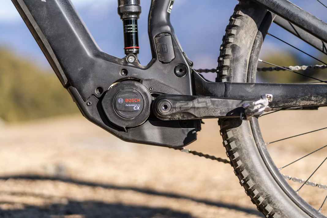 Boschs Performance CX4 (85 Nm) steckt in Cube und Stevens und liefert bei hoher Eigenleistung die Spitzenleistung im Testfeld. Außerdem lässt sich die Kraft im E-MTB-Modus gut dosieren. Auf die  aktuelle Spitzen­technik des Smart-Systems und das Feintuning der Unterstützungsstufen muss man aber verzichten.