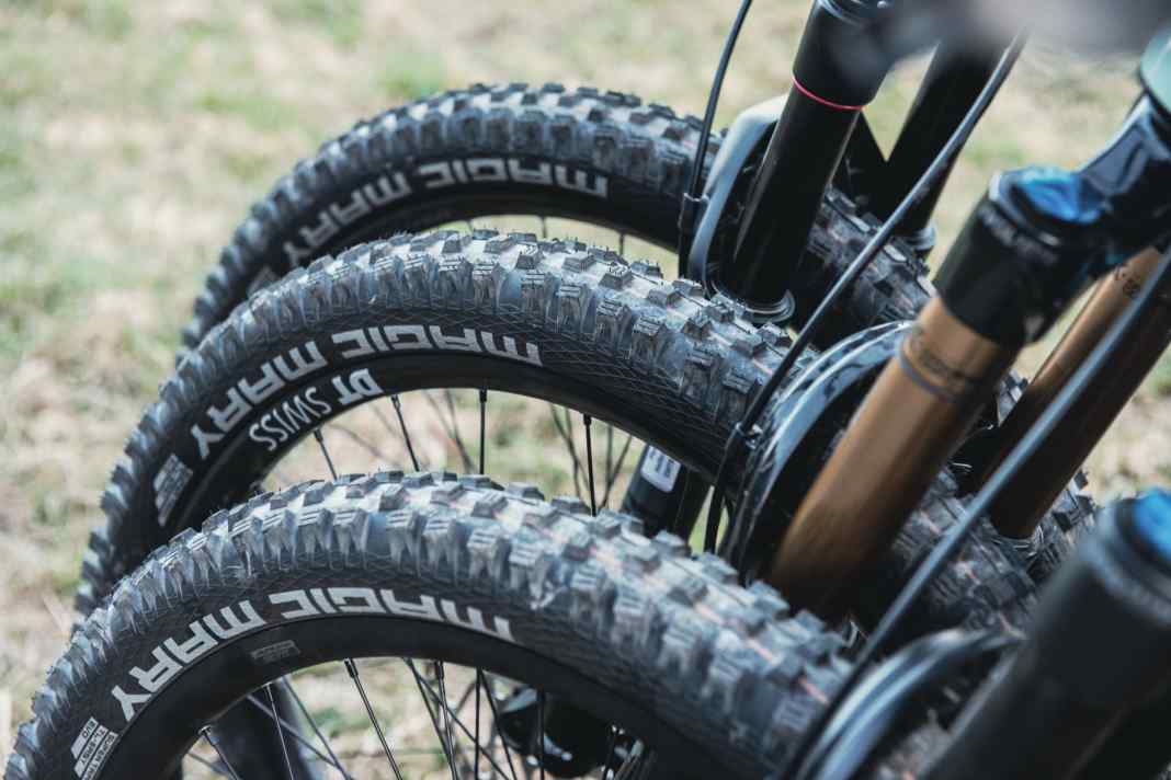 Einheitsgummi: Alle sechs Test-Bikes haben wir mit der identischen Reifen-Kombi von Schwalbe ausgestattet und gleichmäßig mit 1,8 Bar Luft befüllt. Das setzt den Faktor Rollwiderstand gleich.