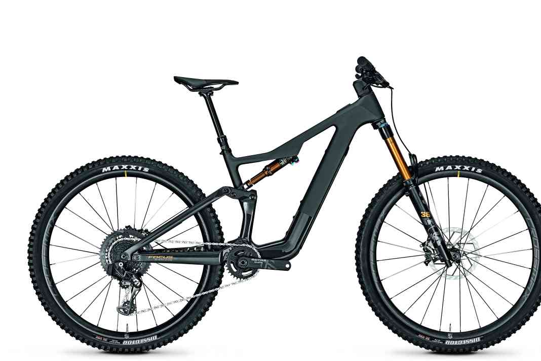 Das Topmodell Jam² SL 9.0 ist voll auf geringes Gewicht ausgelegt und mit edlen Carbon-Parts bestückt. Gewicht laut Hersteller: 17,9 Kilo. Preis: 11499 Euro. Dafür gibt es ein Fox-Factory-Fahrwerk, kabellose Sram Eagle AXS-Schaltung und Mavic-Crossmax-Laufräder mit Carbonfelgen.