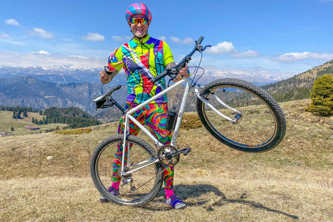 Kunterbuntes Lycra, Bikes ohne Federung: Als Mountainbiker der Anfangsjahre musste man hart im Nehmen sein. Geil war’s trotzdem.