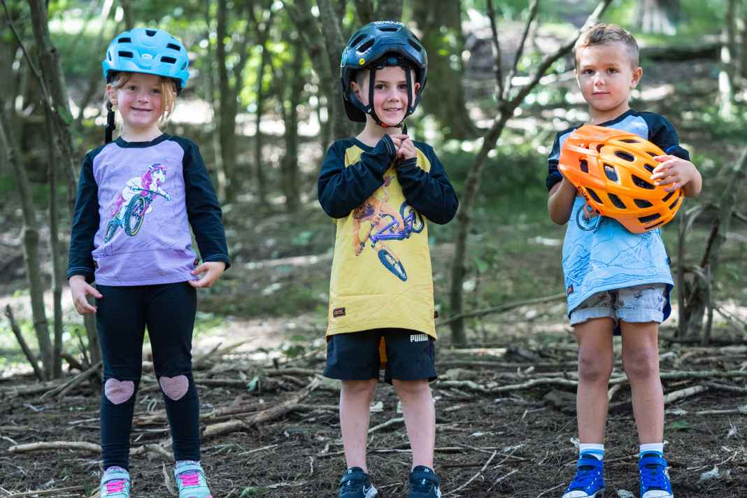 In den Größen 2,4 und 6 Jahre erhältlich sind die neuen technischen Trikots von Kids Ride Shotgun.