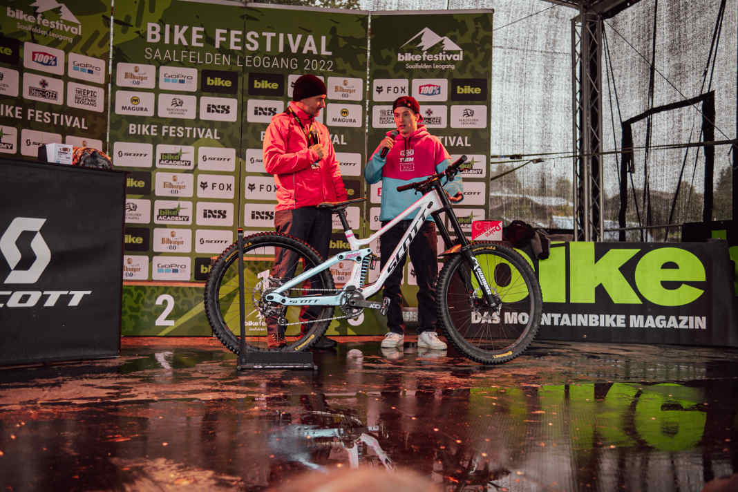 300 km/h auf einem Mountainbike! Elias Schwärzler erzählt live auf der Bühne von seinem Weltrekordversuch.