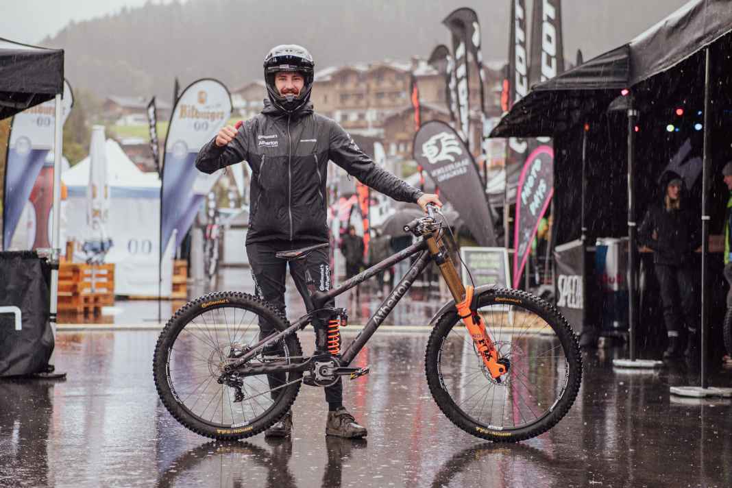 Auch im Dauerregen am Sonntag gut gelaunt und top motiviert: Worldcup-Downhiller Andi Kolb.