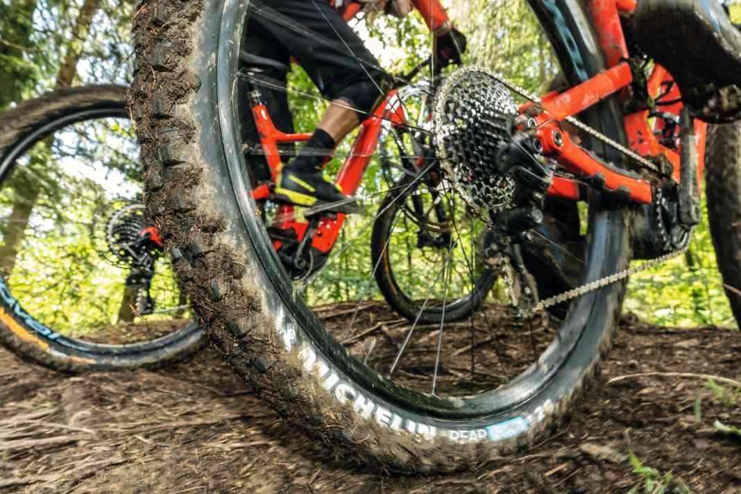 Kein Teil am E-MTB verändert die Fahreigenschaften so drastisch wie der Reifen. Unser Test von neun Reifenpaarungen ist die Chance, Ihrem Bike neues Leben einzuhauchen.