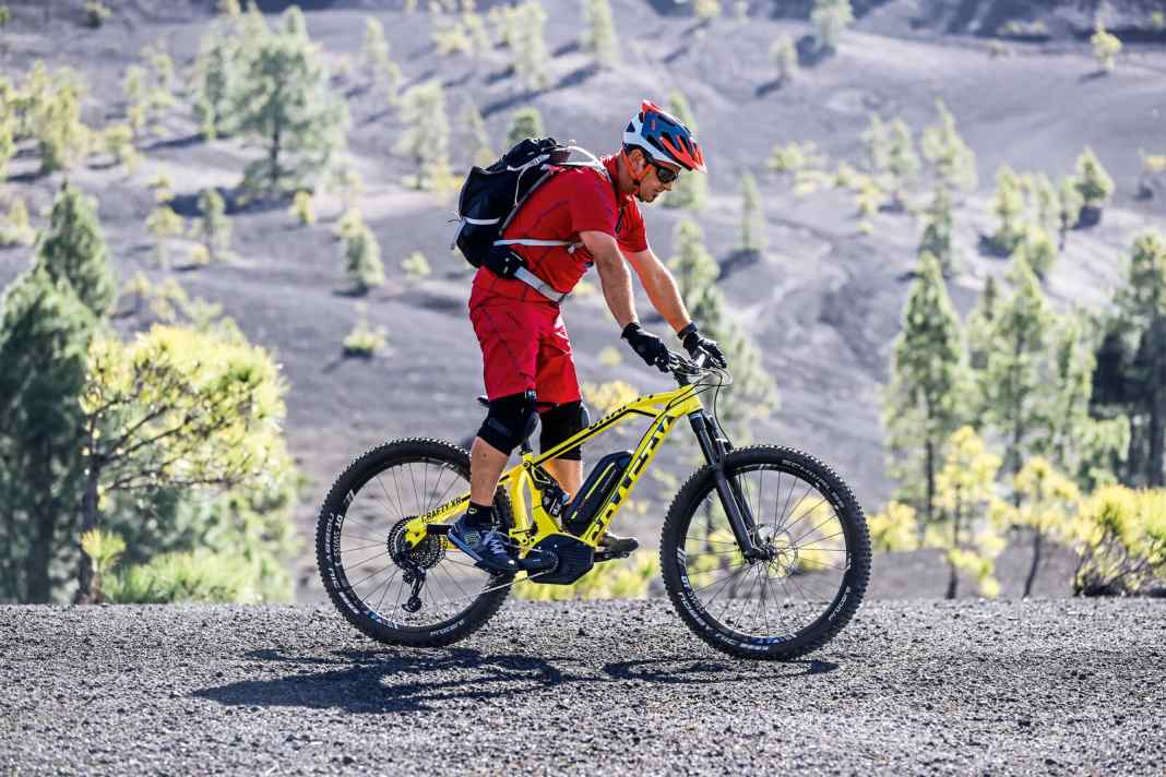 Sicherheit und Kontrolle in jeder Fahrsituation. Ziel ist es, das Bike unter und neben dem Körper agieren zu lassen, der Körper selbst bleibt dabei ruhig. Wie bei einer Helmkamera: Solange das Bild ruhig und ruckelfrei bleibt, kann man davon ausgehen, dass der Fahrer eine souveräne Fahrtechnik hat. Das Fahrwerk des Bikes tut hier ohnehin schon gute Dienste, aber erst das körpereigene Fahrwerk, sprich Arme und Beine, machen das Gesamtsystem perfekt. Bild 1 beschreibt die Grundposition: Stehen Sie mittig über dem Bike, Arme und Beine gestreckt. Der gesamte Körperfederweg ist jetzt verfügbar.
