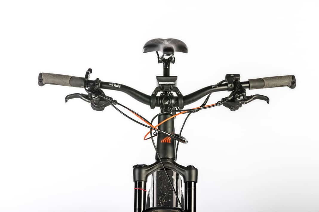 An der Steuerzentrale des Haibikes laufen alle Strippen zusammen. Anschlüsse für Remote Sattelstütze, zwei Schalthebel, Display, Antriebs Remote und zwei Bremsen erzeugen eine etwas wirre Optik.