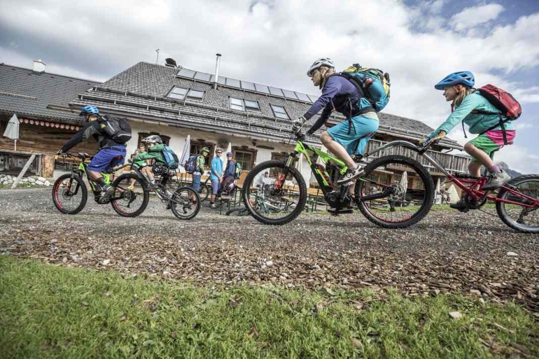 Family Groove: Eine Bike-Tour mit Kindern durch die Alpen? Das E-MTB macht's möglich.