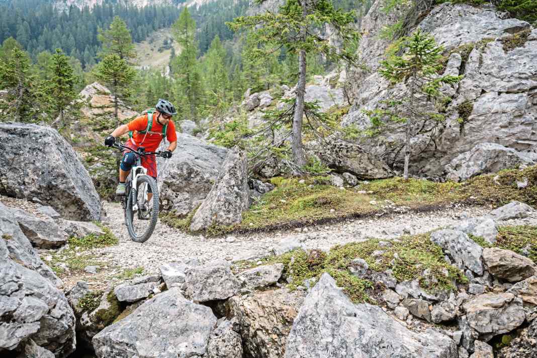 Mit Vollgas durch die Kurve: Bergauf ist es mit dieser Technik nun nicht nur möglich, überhaupt die Kurve zu kriegen, sondern sogar mit mehr Schwung weiterzufahren. Auf Foto 1 sieht man, wie der "falsche" Fuß vorne und leicht oben ist. Die genaue Stellung hängt vom gewählten Gang ab. Der Oberkörper ist leicht über den Lenker gebeugt. Das Bike ist ins Kurvenäußere gedrückt. Der kurvenäußere Arm ist gestreckt. Die Kurvenlinie wird klassisch von außen nach innen gewählt.
 Die Technik der Power Curve eignet sich nur auf einem Untergrund, der es erlaubt, im Grenzbereich die Kraft noch auf den Boden zu bringen. Das bedeutet somit, dass die Power Curve in der höchstmöglichen Unterstützungsstufe gefahren wird.