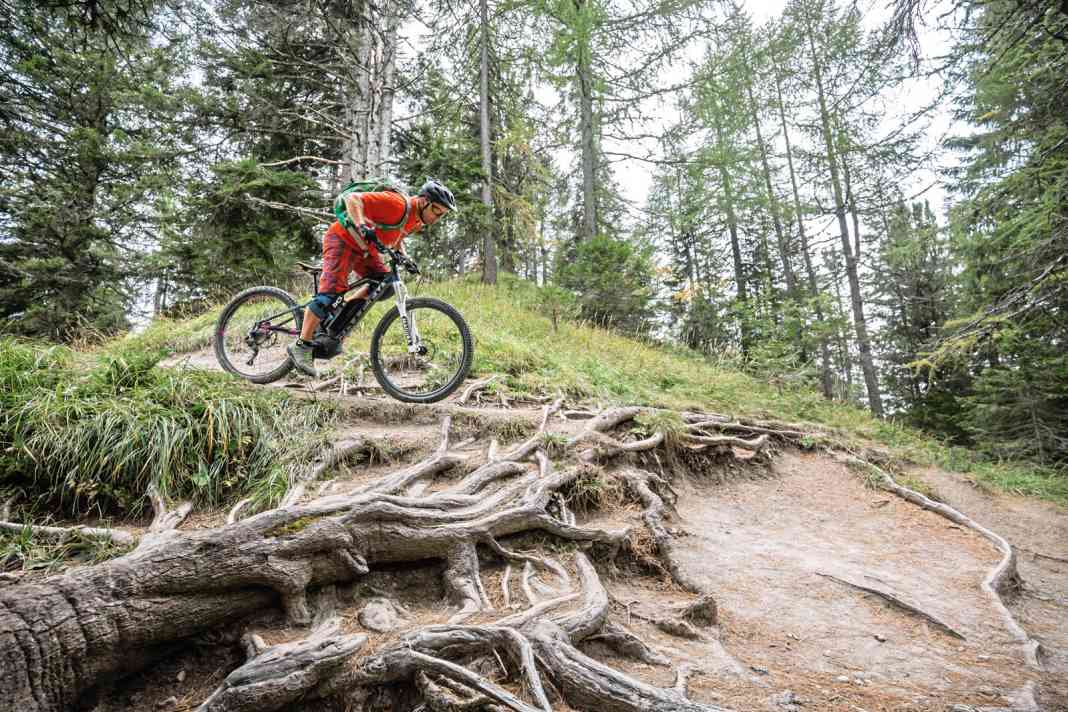 Beherzt abheben: Der Boost Drop ist eine der praktischsten Errungenschaften der neuen E-MTB-Fahrtechnik. Denn dieses Manöver hilft einem mal schnell in heiklen Situationen aus der Patsche. An Stufen, die zu steil sind, um sie fahrend zu überwinden, gibt man einfach kurz Gas und plumpst sicher auf beide Räder.
 Drops funktionieren normalerweise erst ab einer bestimmten Geschwindigkeit. Nicht so beim E-MTB. Denn vor allem in höheren Unterstützungsstufen liefert der Motor ausreichend Kraft, um Schwung ins Bike zu bekommen. Wichtig ist nur das richtige Pedal-Management. Der Drop funktioniert so auch bei langsamen, technischen Fahrten im Trail.
 Kommt man nun an einen kritischen Absatz, den man nicht ohne Weiteres abrollen kann, dann sollte man eine Radlänge vor der Kante den "falschen" Fuß vorne haben (Bild 1).