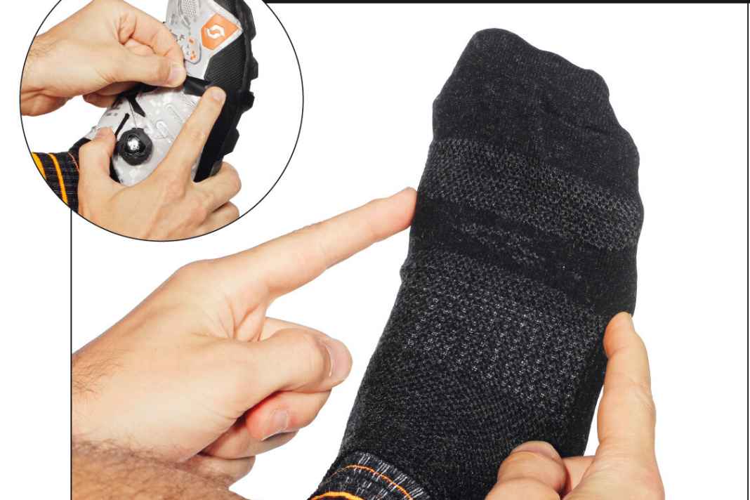1 Zehengelenke ertasten: Damit Sie die Pedalplatte an der richtigen Stelle platzieren, ertasten Sie zuerst die Grundgelenke von großem und kleinem Zeh ohne Schuh. Es geht leichter, wenn Sie die Zehen dabei etwas anziehen. Wiederholen Sie dann das Tasten der Grundzehengelenke im Schuh. Markieren Sie die Gelenke seitlich am Schuh mit etwas Klebeband oder einem Stift.