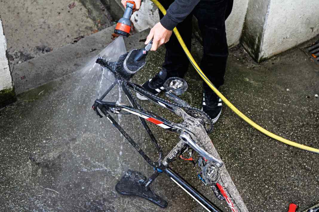 1. Putzen: Im Winter ist die Wäsche nach dem Biken besonders wichtig. Um das Salz der Straße aus allen Winkeln zu entfernen, ist es am besten, das Rad auch mal auf den Kopf zu stellen. Laufen Schaltzüge offen an der Unterseite des Rahmens, sind sie besonders anfällig für Korrosion. Natürlich ist auch im Winter der Dampfstrahler tabu. Schwamm und Wasser genügen.