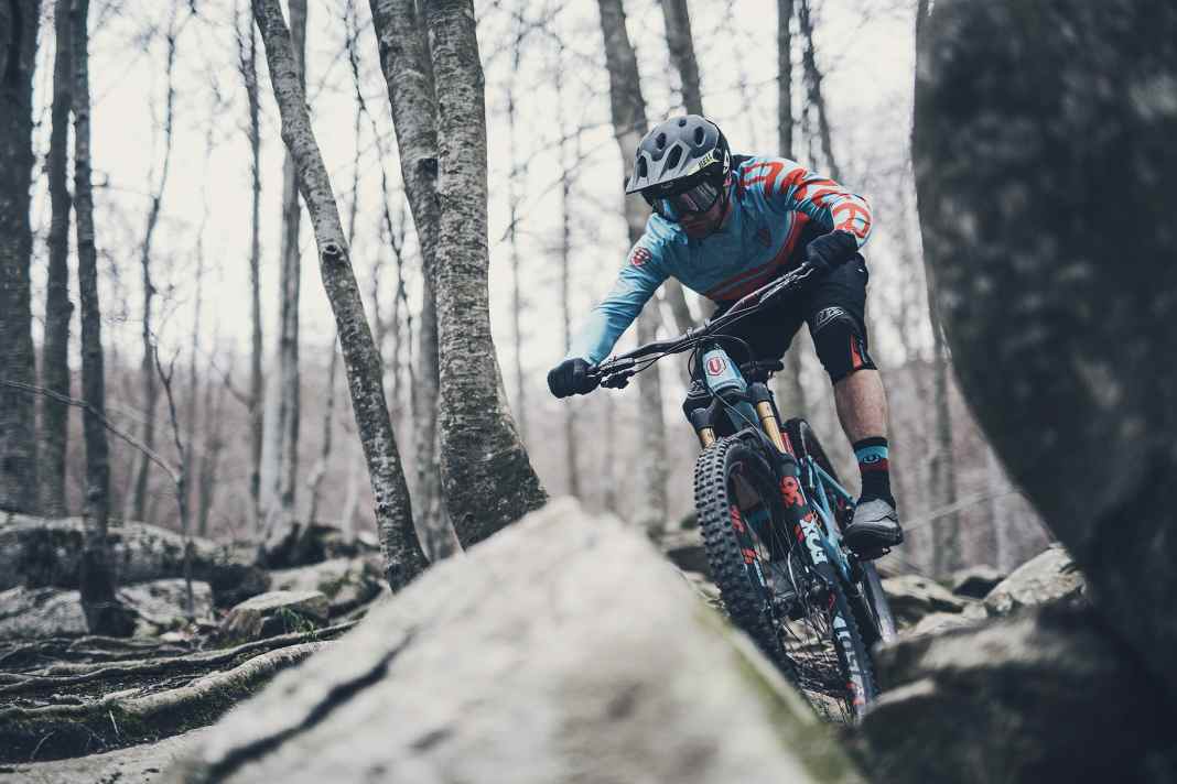 Immer schön Vollgas. Das Mondraker Foxy dürfte jetzt bergab auch dem Dune Konkurrenz machen, soll aber leichter und besser pedalierbar bleiben.