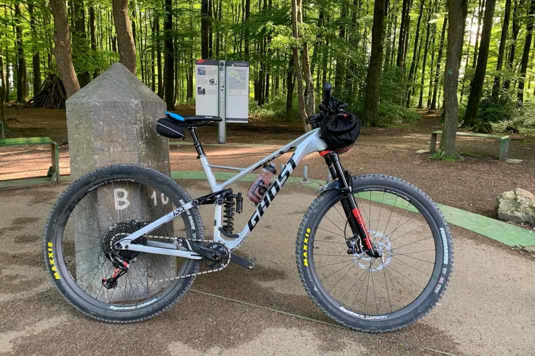 Start am Dreiländereck bei Aachen – direkt am Grenzstein.