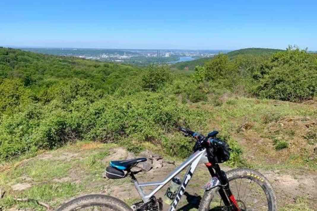 Am Stenzelberg im Siebengebirge mit Tiefblick nach Bonn.