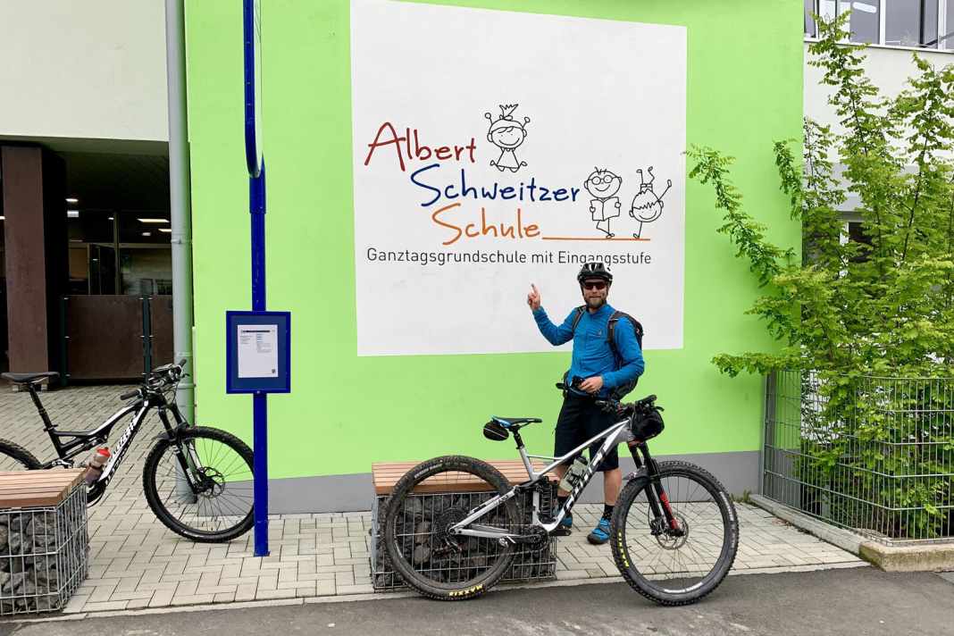 Im Rahmen einer Nachhaltigkeitswoche durfte ich durch meinem Gastgeber Christof den Dritt- und Viertklässlern von meinem #DeutschlandTrail erzählen. Eine der besten Fragen der Kinder: "Hast du keinen Muskelkater?"