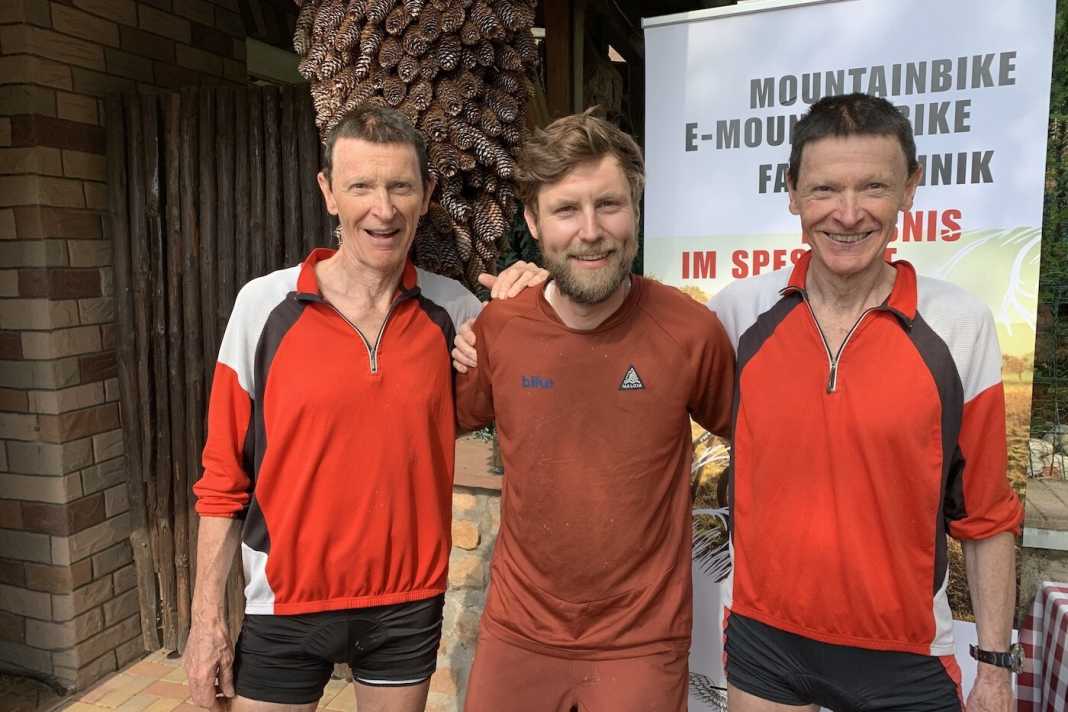 Wollten nach 80 Kilometern noch über eine kleine Extra-Schleife nach Hause radeln: Helmut und Sigurd. Mir hat's gereicht...