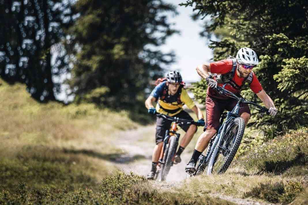 Das Specialized Stumpjumper ST Comp Carbon 29 (im Bild vorne rechts) wird verfolgt vom Kona Satori DL