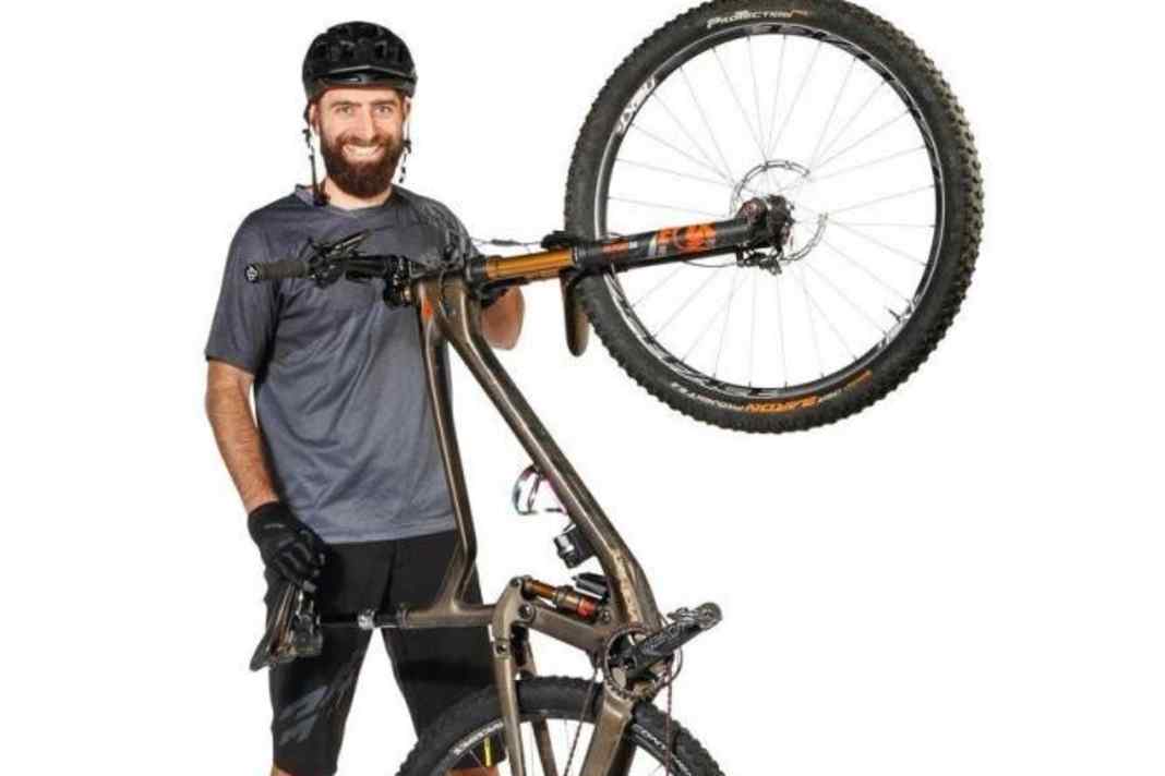 Technischer Overkill? Stefan Frey (BIKE-Redakteur) war mit dem Managen der zahlreichen Akkus stellenweise überfordert.