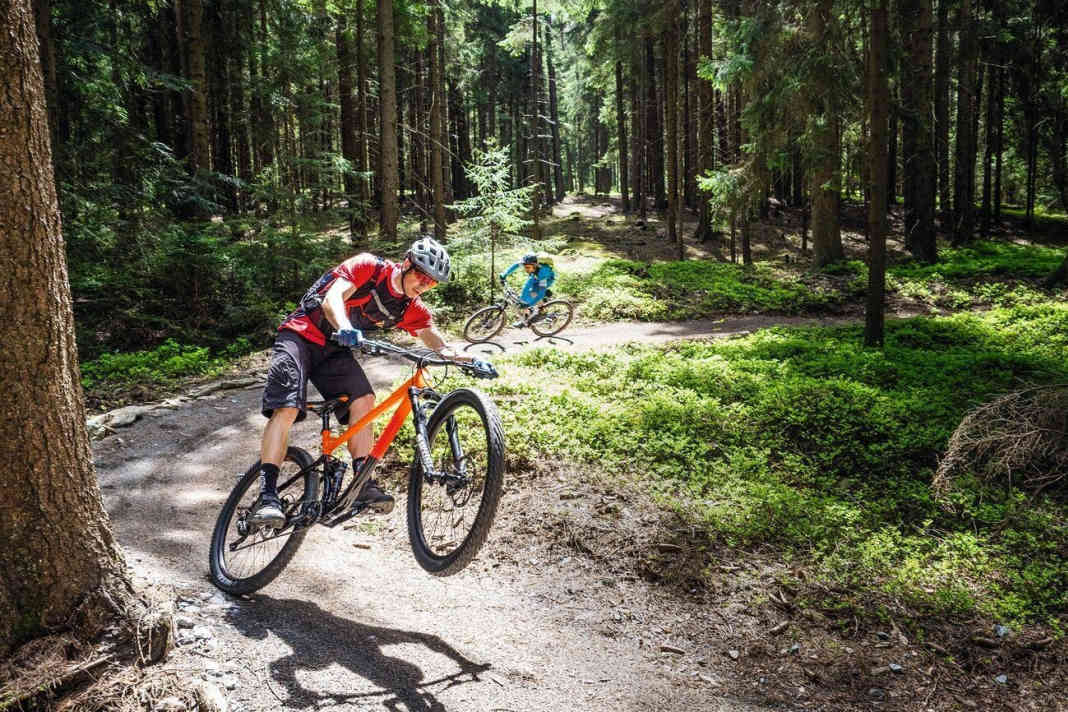 Trailbikes sollen Touren-Fahrer bergauf und bergab gleichermaßen glücklich machen. Für 2700 Euro zaubern aber nur drei von neun Test-Bikes ein breites Strahlen auf die Gesichter der BIKE-Tester. Unser Test im Trailcenter Lipno deckt die Stärken und Schwächen dieser Kategorie auf. (Im Foto: Max Schumann
